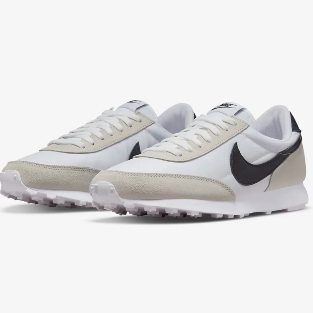 Nike women’s Daybreak size White/Summit White/Black 9.5.